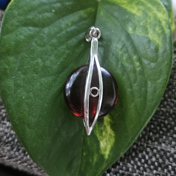 Sterling Silver Amber Pendant. - Picture 1 of 4